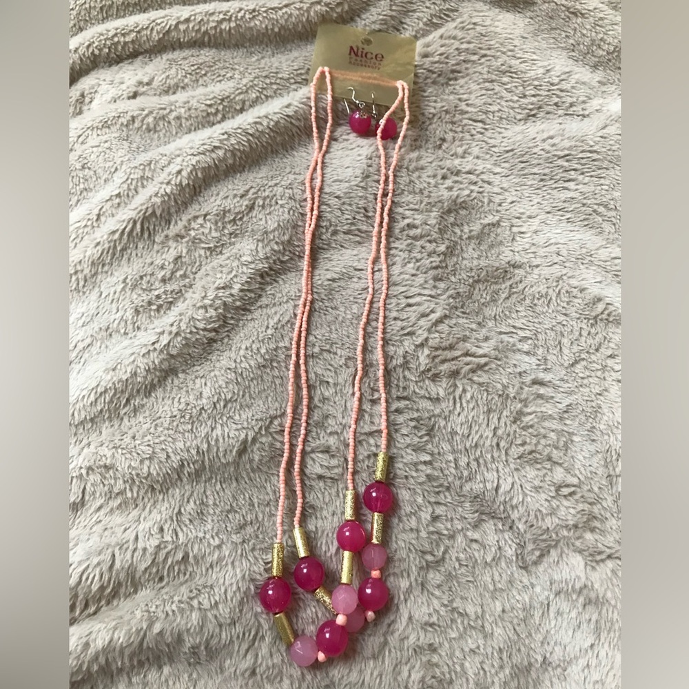 ♥️5/$20 NWT Pink & Gold Beaded Jewelry Set